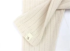 Nærbillede af leggings fra Lil\' Atelier i sheer bliss med label og ribstruktur